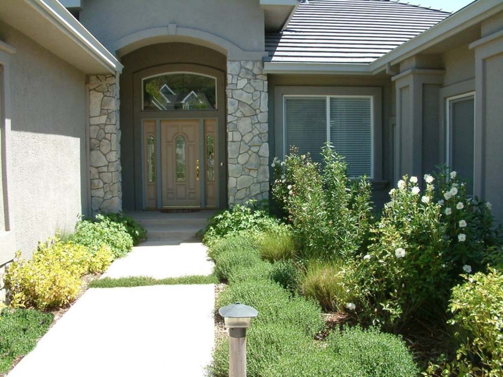 Narrow Courtyard Style Entry